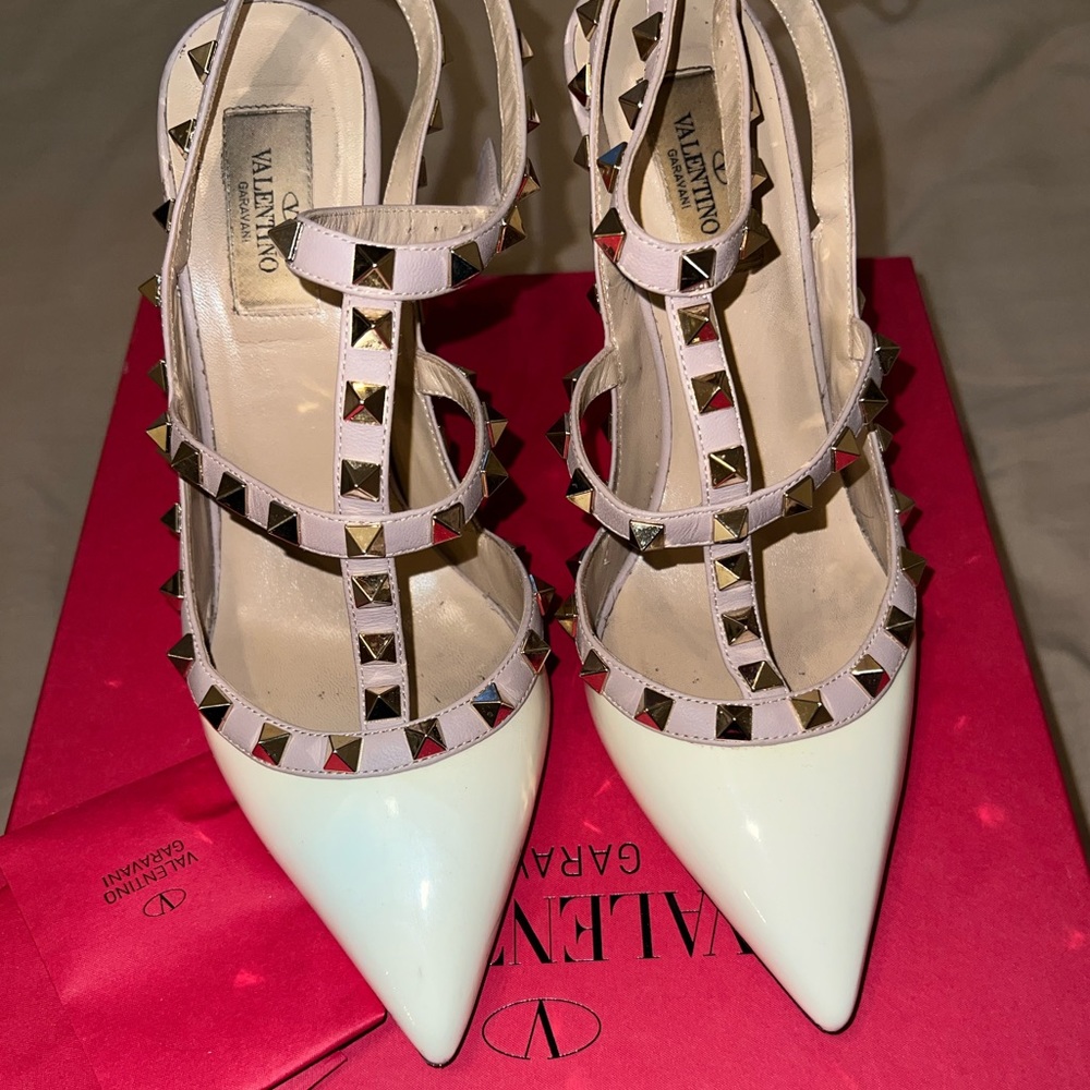 Authentic - VALENTINO T-Strap Pumps Patent Leather Studded Size: 8 | US8, IT38